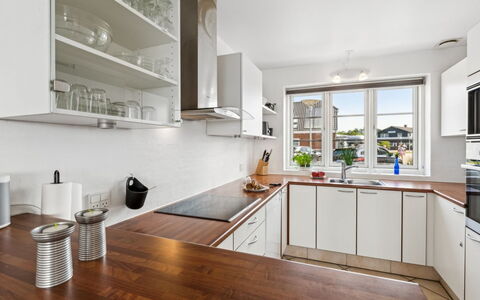 Langsom - 100M from the Sea: Küche, Countertop, Küchengerät, Cabinetry, Interior Design, Möbel, Flooring, Major Appliance, Holz, Haushaltsgerät