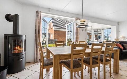Langsom - 100M from the Sea: Möbel, Interior Design, Flooring, Holz, Fussboden, Tabelle, Küche & Esszimmer Tisch, Decke, Stuhl, Esszimmer