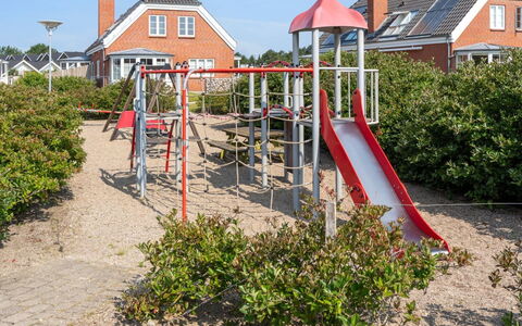 Langsom - 100M from the Sea: Spielmittel, Öffentlicher Raum, Spielplatz Rutsche, Erholung, Menschliche Siedlung, Rutsche, Spielplatz, Freizeit, Garten, Landscaping