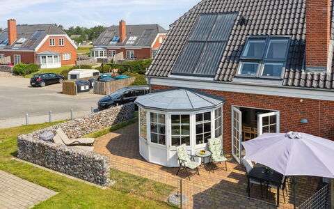Langsom - 100M from the Sea: Dach, Zuhause, Tür, Möbel, Gartenmöbel, Stuhl, Hütte, Estate, Terrasse, Garten