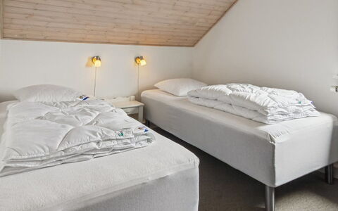 Femja - 2.3Km from the Sea: Bett, Schlafzimmer, Bettdecke, Bedding, Holz, Decke, Interior Design, Fussboden, Linens, Bettrahmen