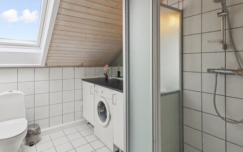 Femja - 2.3Km from the Sea: Flooring, Fussboden, Armatur, Interior Design, Decke, Badezimmer, Installation, Zimmer, Zapfhahn, Sinken