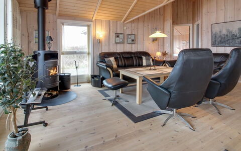 Oivi - 430M from the Sea: Möbel, Interior Design, Holz, Flooring, Decke, Fussboden, Holzboden, Wohnzimmer, Stuhl, Zuhause