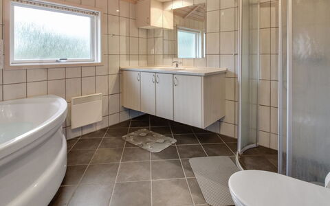 Oivi - 430M from the Sea: Flooring, Interior Design, Armatur, Fussboden, Decke, Badezimmer, Installation, Sinken, Zimmer, Zapfhahn