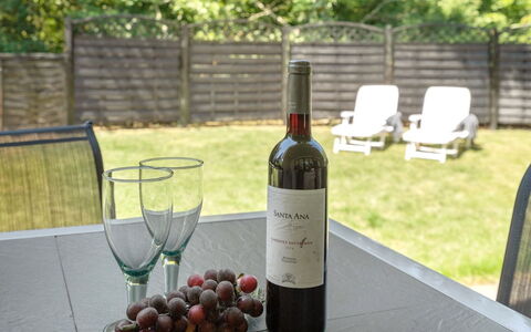 Marka - 2.5Km from the Sea: Flasche, Glasflasche, Wein, Weinflasche, Drinkware, Barware, Weinglas