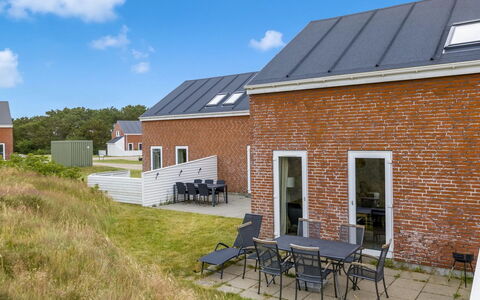 Reija - 2.3Km from the Sea: Holz, Flooring, Möbel, Sinken, Interior Design, Fussboden, Major Appliance, Countertop, Armatur, Küche