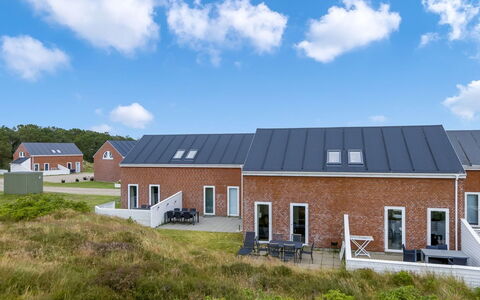 Reija - 2.3Km from the Sea: Holz, Flooring, Möbel, Sinken, Interior Design, Fussboden, Major Appliance, Countertop, Armatur, Küche