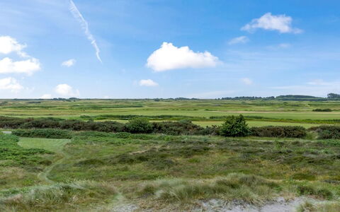 Reija - 2.3Km from the Sea: Holz, Flooring, Möbel, Sinken, Interior Design, Fussboden, Major Appliance, Countertop, Armatur, Küche