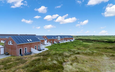 Reija - 2.3Km from the Sea: Die Architektur, Dach, Zuhause, Verbundwerkstoff, Daylighting, Abstellgleis, Auffahrt