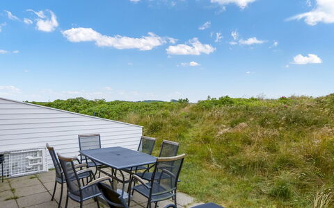 Reija - 2.3Km from the Sea: Die Architektur, Dach, Zuhause, Verbundwerkstoff, Daylighting, Abstellgleis, Auffahrt