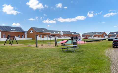 Reija - 2.3Km from the Sea: Die Architektur, Dach, Zuhause, Verbundwerkstoff, Daylighting, Abstellgleis, Auffahrt