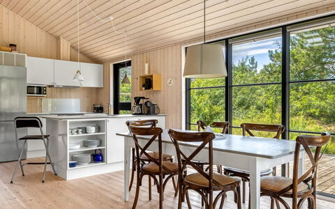 Turkka - 3.8Km from the Sea: Möbel, Interior Design, Holz, Flooring, Decke, Küche, Küche & Esszimmer Tisch, Countertop, Stuhl, Tabelle