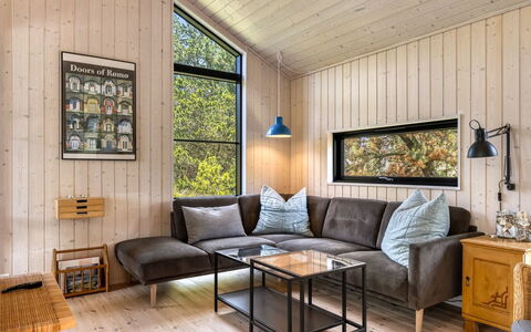 Turkka - 3.8Km from the Sea: Holz, Interior Design, Möbel, Flooring, Decke, Wohnzimmer, Fussboden, Couch, Zimmer, Holzboden