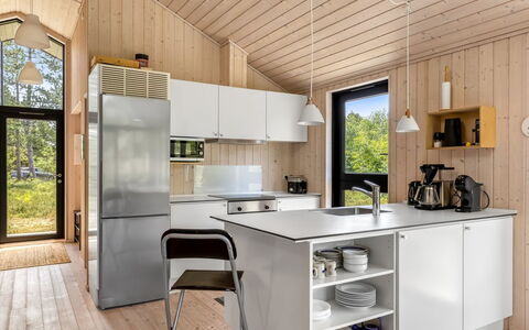 Turkka - 3.8Km from the Sea: Küche, Küchengerät, Holz, Countertop, Interior Design, Flooring, Möbel, Fussboden, Decke, Küche & Esszimmer Tisch