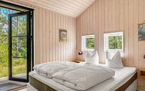Turkka - 3.8Km from the Sea: Holz, Interior Design, Schlafzimmer, Bett, Möbel, Decke, Flooring, Fussboden, Zimmer, Zuhause