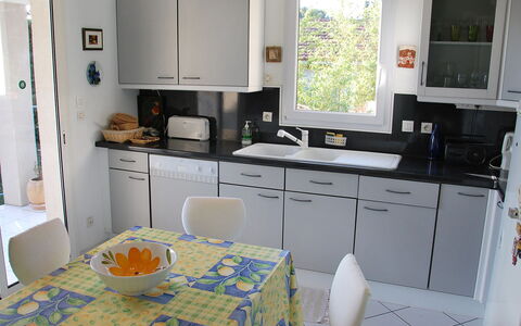 La Cigale: Countertop, Zimmer, Küche, Möbel, Eigentum, Cabinetry, Interior Design, Fussboden, Gebäude, Haus