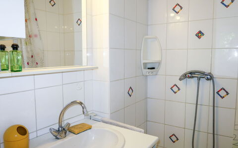 La Cigale: Zapfhahn, Spiegel, Armatur, Sinken, Eigentum, Bad Sink, Weiss, Grün, Lila, Badezimmer