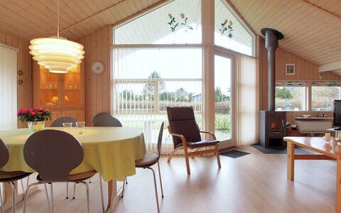 Lilia - 900M from the Sea: Gebäude, Haus, Fenster, Zuhause, Dach, Wohngebiet, Strauch, Hütte, Grundstueck