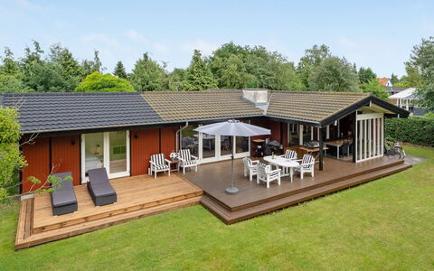 Malwina - 800M from the Sea: Dach, Haus, Zuhause, Wohngebiet, Veranda, Estate, Tür, Hütte, Schatten, Garten