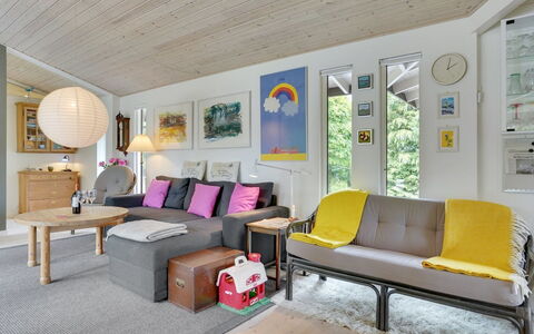 Malwina - 800M from the Sea: Möbel, Interior Design, Couch, Flooring, Fussboden, Wohnzimmer, Zimmer, Holz, Decke, Zuhause