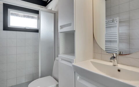 Malwina - 800M from the Sea: Armatur, Sinken, Badezimmer, Flooring, Interior Design, Bad Sink, Fussboden, Decke, Zapfhahn, Installation