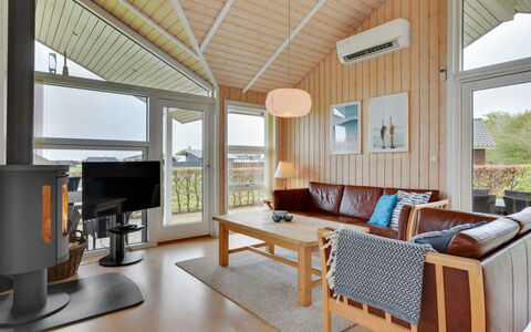 Deline - 250M from the Sea: Interior Design, Holz, Flooring, Decke, Möbel, Fussboden, Couch, Wohnzimmer, Zuhause, Holzboden
