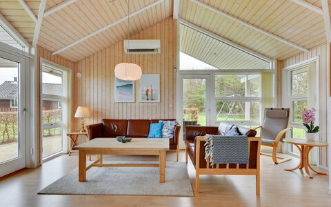 Deline - 250M from the Sea: Holz, Interior Design, Flooring, Decke, Fussboden, Zuhause, Möbel, Wohnzimmer, Couch, Tür