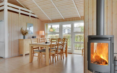 Deline - 250M from the Sea: Holz, Flooring, Fussboden, Decke, Interior Design, Zimmer, Holzbeize, Light Fixture, Hartholz, Wohnzimmer