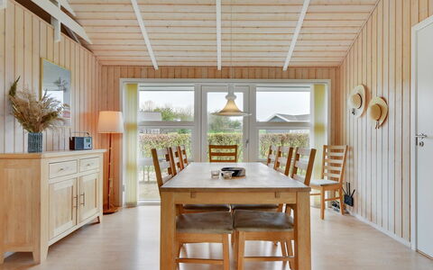 Deline - 250M from the Sea: Möbel, Flooring, Interior Design, Holz, Decke, Fussboden, Tabelle, Holzboden, Küche & Esszimmer Tisch, Esszimmer