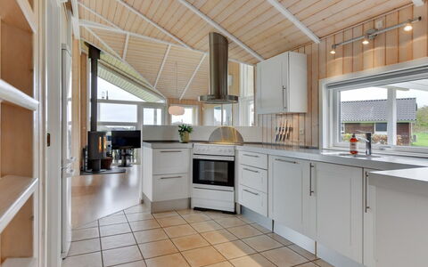 Deline - 250M from the Sea: Flooring, Küche, Holz, Decke, Interior Design, Fussboden, Countertop, Cabinetry, Haushaltsgerät, Küchengerät