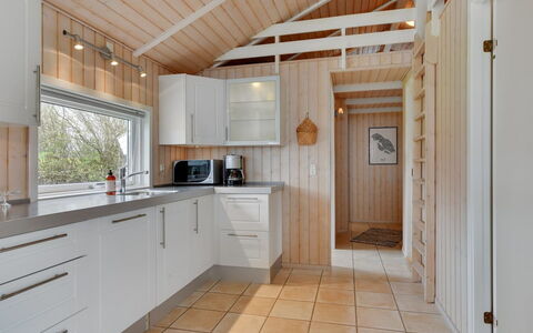 Deline - 250M from the Sea: Flooring, Holz, Küche, Decke, Interior Design, Fussboden, Countertop, Küchengerät, Cabinetry, Armatur