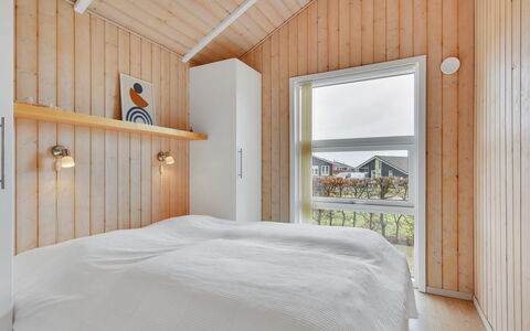 Deline - 250M from the Sea: Holz, Decke, Zuhause, Planke, Holzbeize, Hartholz, Schlafzimmer, Bett, Sperrholz, Design