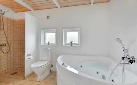 Deline - 250M from the Sea: Armatur, Badezimmer, Badewanne, Flooring, Interior Design, Fussboden, Decke, Installation, Zapfhahn, Zuhause