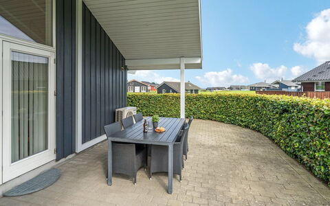 Deline - 250M from the Sea: Zuhause, Schatten, Abstellgleis, Rasen, Garten, Estate, Veranda, Landscaping, Hof, Daylighting
