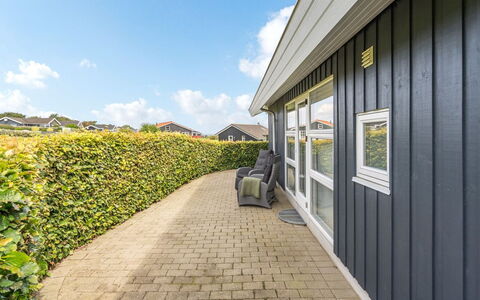Deline - 250M from the Sea: Zuhause, Ground, Landscaping, Abstellgleis, Garten, Estate, Hecke, Garten, Rasen, Schatten