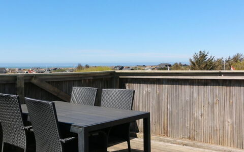 Hansina - 500M from the Sea: Holz, Deck, Hartholz, Holzboden, Planke, Balkon, Holzbeize, Schatten, Gartenmöbel, Veranda