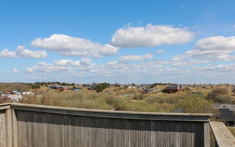 Hansina - 500M from the Sea: Himmel, Blau, Daytime, Horizont, Morgen, Sonnenlicht, Zaun, Kumulus, Meteorologisches Phänomen, Geländer