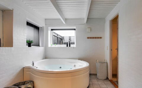 Hansina - 500M from the Sea: Armatur, Flooring, Badezimmer, Badewanne, Fussboden, Interior Design, Decke, Installation, Zapfhahn, Zimmer