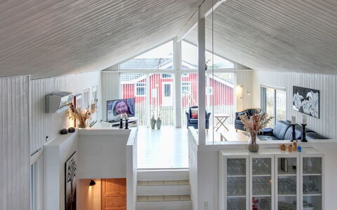 Hansina - 500M from the Sea: Decke, Zuhause, Interior Design, Treppe, Light Fixture, Hartholz, Holzboden, Wohnzimmer, Stuhl, Farbe