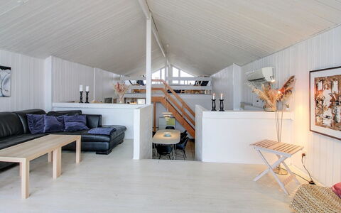 Hansina - 500M from the Sea: Flooring, Interior Design, Decke, Fussboden, Holz, Möbel, Holzboden, Zimmer, Beleuchtung, Wohnzimmer