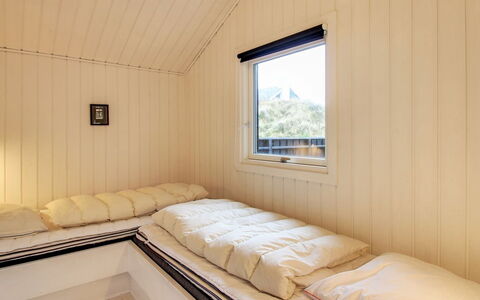 Hansina - 500M from the Sea: Holz, Flooring, Fussboden, Decke, Interior Design, Zimmer, Hartholz, Holzbeize, Bett, Schlafzimmer