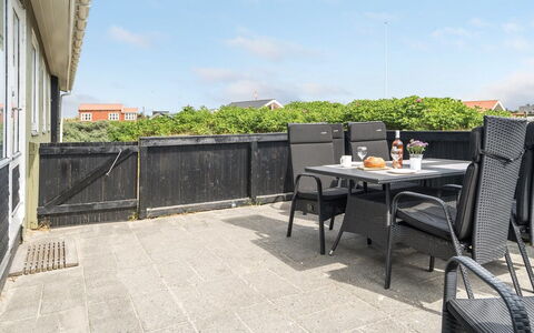 Kris - 200M from the Sea: Gartenmöbel, Schatten, Balkon, Tisch Im Freien, Zimmerpflanze, Stuhl, Blumentopf, Zaun, Terrasse, Walkway