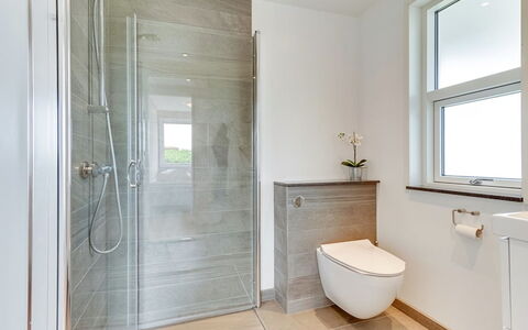 Kris - 200M from the Sea: Badezimmer, Flooring, Armatur, Fussboden, Interior Design, Toilette, Toilleten Sitz, Installation, Zuhause, Fliese