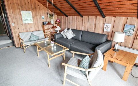 Keijo - 1.5Km from the Sea: Möbel, Holz, Flooring, Interior Design, Fussboden, Stuhl, Tabelle, Couch, Wohnzimmer, Zimmer