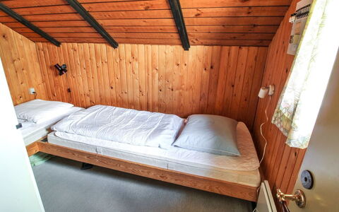 Keijo - 1.5Km from the Sea: Bett, Schlafzimmer, Holz, Flooring, Fussboden, Möbel, Bettdecke, Bedding, Decke, Bettrahmen