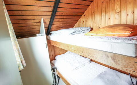Keijo - 1.5Km from the Sea: Holz, Etagenbett, Schlafzimmer, Bett, Fussboden, Hartholz, Holzbeize, Planke, Bettrahmen, Bedding