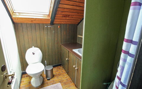 Keijo - 1.5Km from the Sea: Holz, Armatur, Fussboden, Flooring, Toilette, Toilleten Sitz, Badezimmer, Interior Design, Installation, Bad Sink