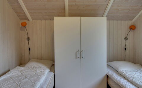 Eline - 1.5Km from the Sea: Schlafzimmer, Wand, Bett, Holz, Fussboden, Flooring, Bettdecke, Interior Design, Bedding, Zimmer