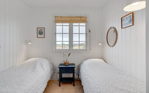 Aleksi - 500M from the Sea: Holz, Schlafzimmer, Bett, Fussboden, Bedding, Bettdecke, Bettrahmen, Linens, Decke, Planke