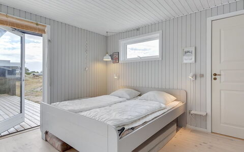 Aleksi - 500M from the Sea: Holz, Schlafzimmer, Flooring, Fussboden, Decke, Bett, Planke, Bedding, Bettdecke, Hartholz